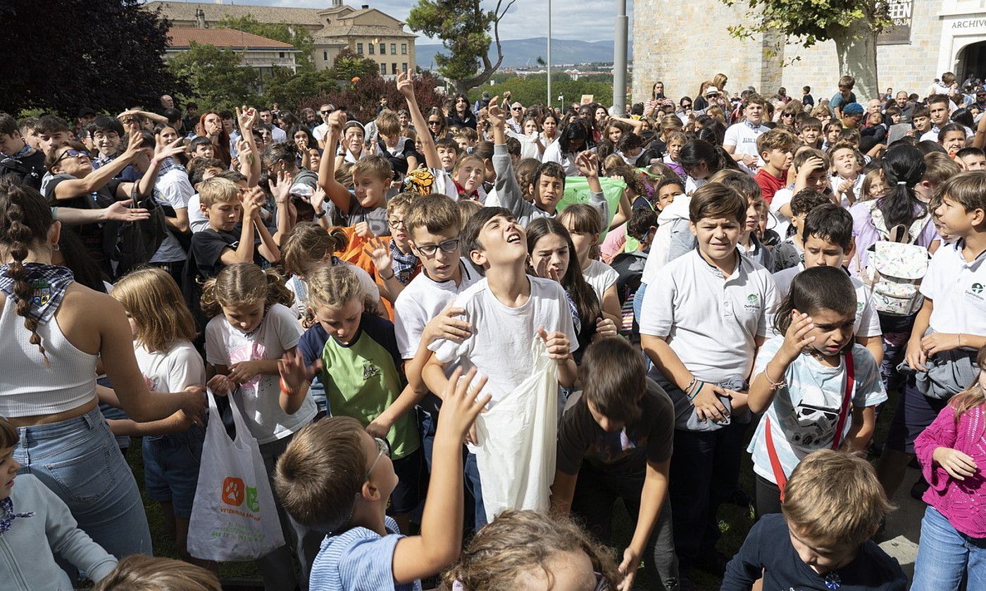 Iruñeko San Fermin Txikiko umeak, gozokien esperoan. IÑIGO URIZ / FOKU. Iruñeko San Fermin Txikiko umeak, gozokien esperoan. IÑIGO URIZ / FOKU.