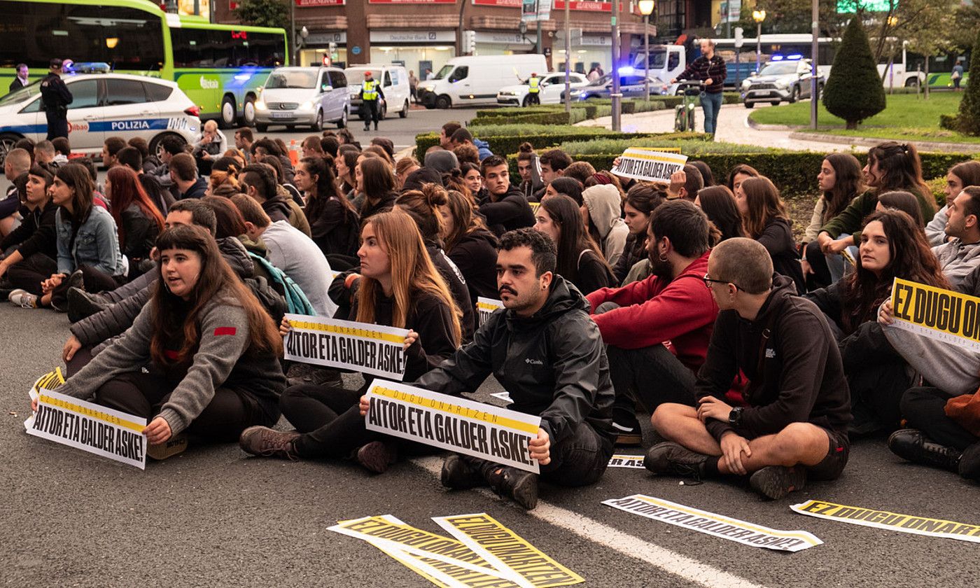 Bilboko Plaza Eliptikoan Ernaik egindako eserialdia, atzo. ERNAI.