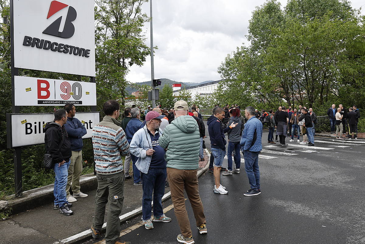 Bridgestoneko langileak Basauriko lantegiaren kanpoaldean, gaur, bederatzigarren greba egunean. MIGUEL TOÑA / EFE