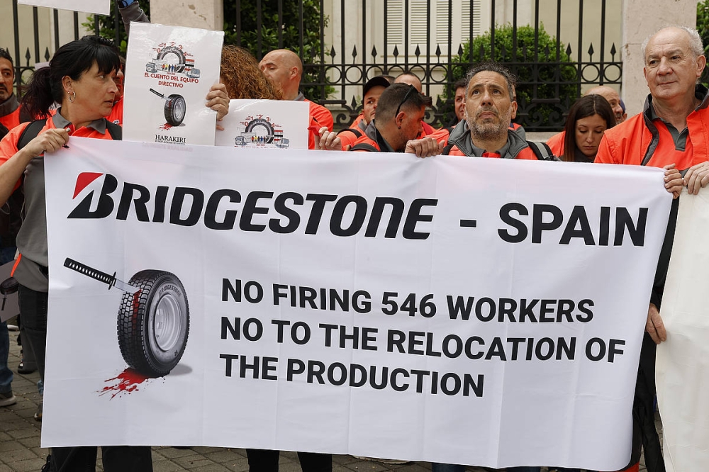 Bridgestoneko langileen protesta Madrilen, gaur, Japoniako enbaxadaren parean. J.J. GUILLEN / EFE Bridgestoneko langileen protesta Madrilen, gaur, Japoniako enbaxadaren parean. J.J. GUILLEN / EFE
