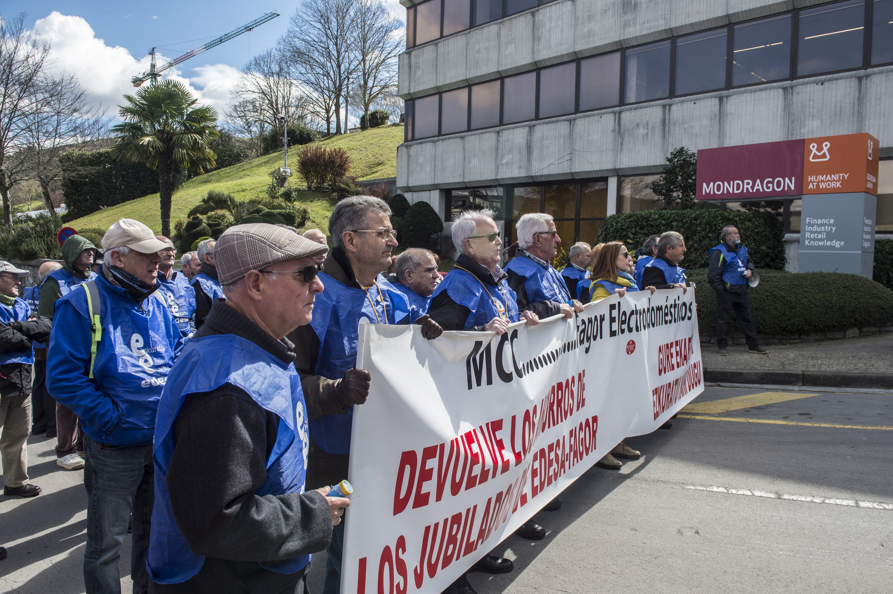 Auzitara jotzea erabaki zuten bazkide ohi batzuk, Arrasaten egindako manifestazio batean. MARISOL RAMIREZ / FOKU