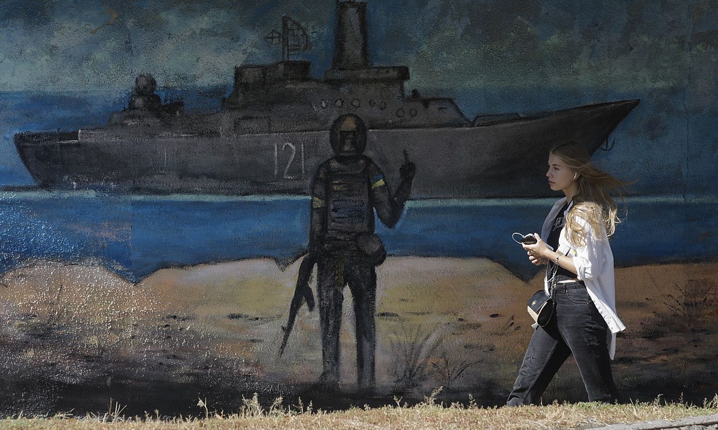 Emakume bat, Ukrainako soldadu bat irudikatzen duen mural baten aurretik pasatzen, Kieven, lehengo astean. EFE. Emakume bat, Ukrainako soldadu bat irudikatzen duen mural baten aurretik pasatzen, Kieven, lehengo astean. EFE.