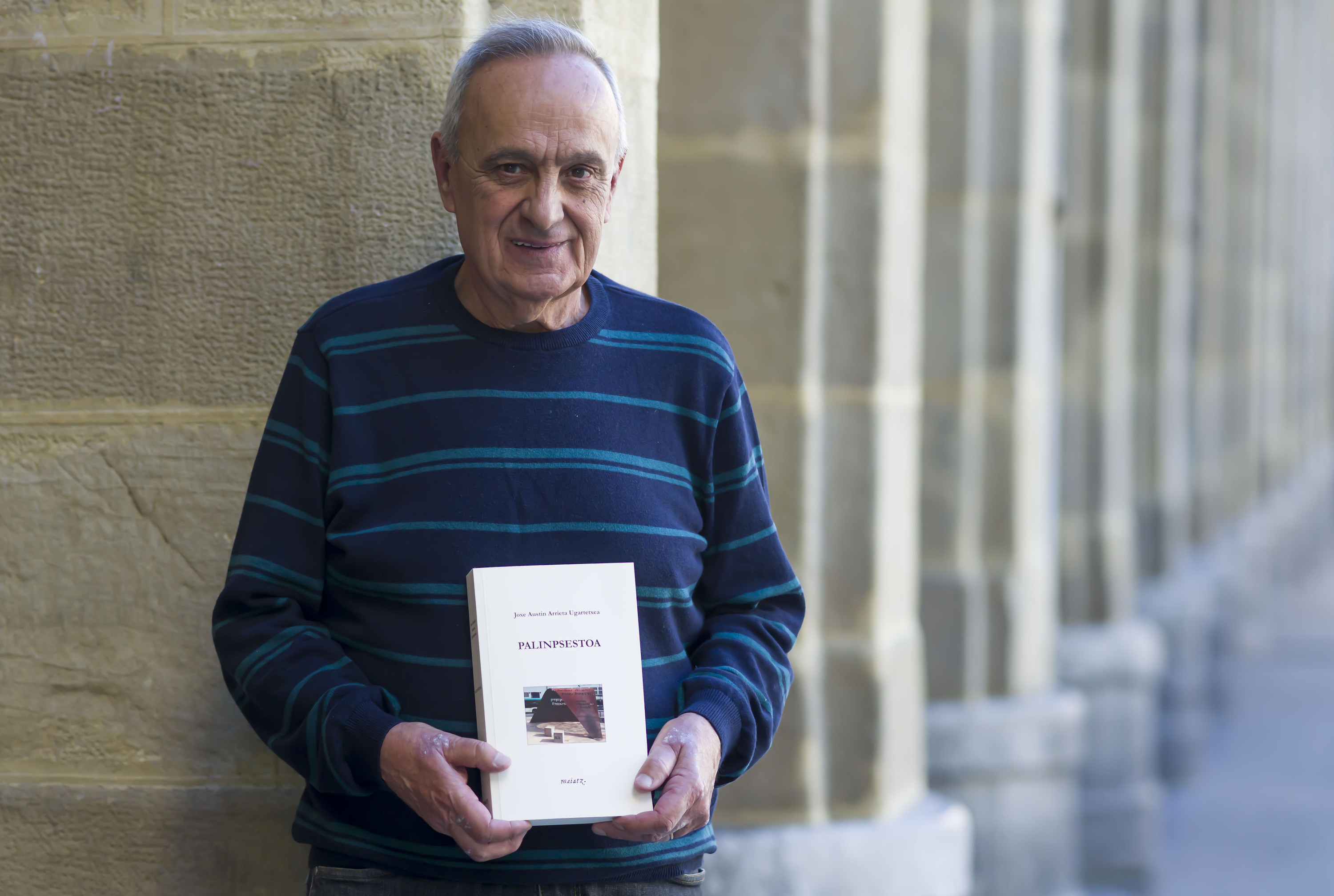 Joxe Austin Arrieta idazlea, 'Palinpsestoa' liburua esku artean duela, Donostian. JON URBE / FOKU