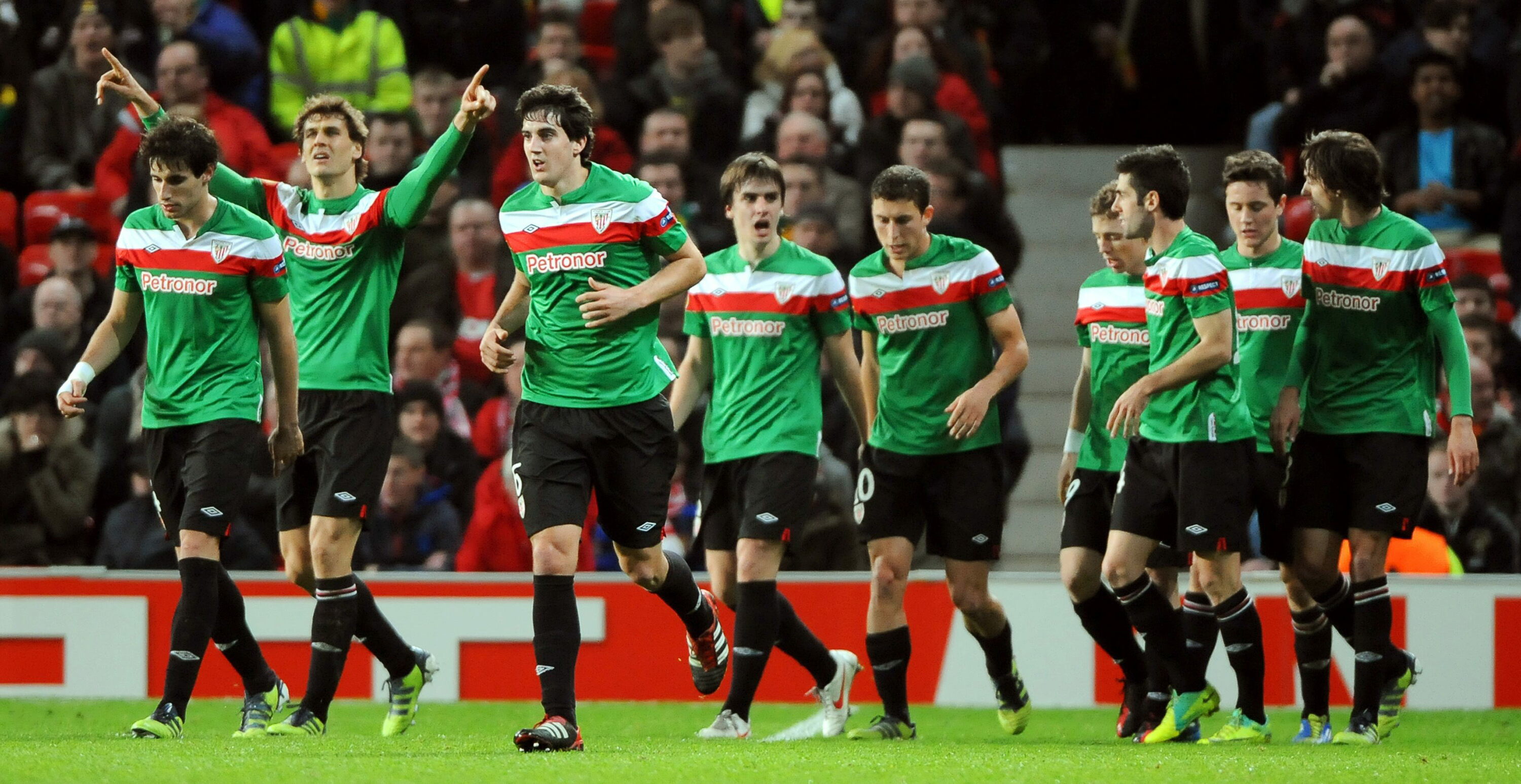 Athleticeko jokalariak, Old Trafforden irabazi zutenean sartutako goletako bat ospatzen. PETER POWELL / EFE