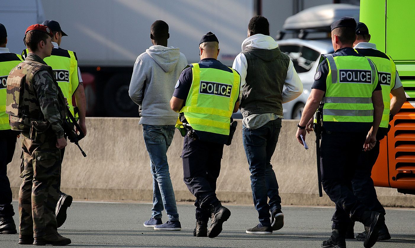 Frantziako polizia bat migratzaile bat atxilotzen, 2018an, Biriatun. G.FAUVEAU.