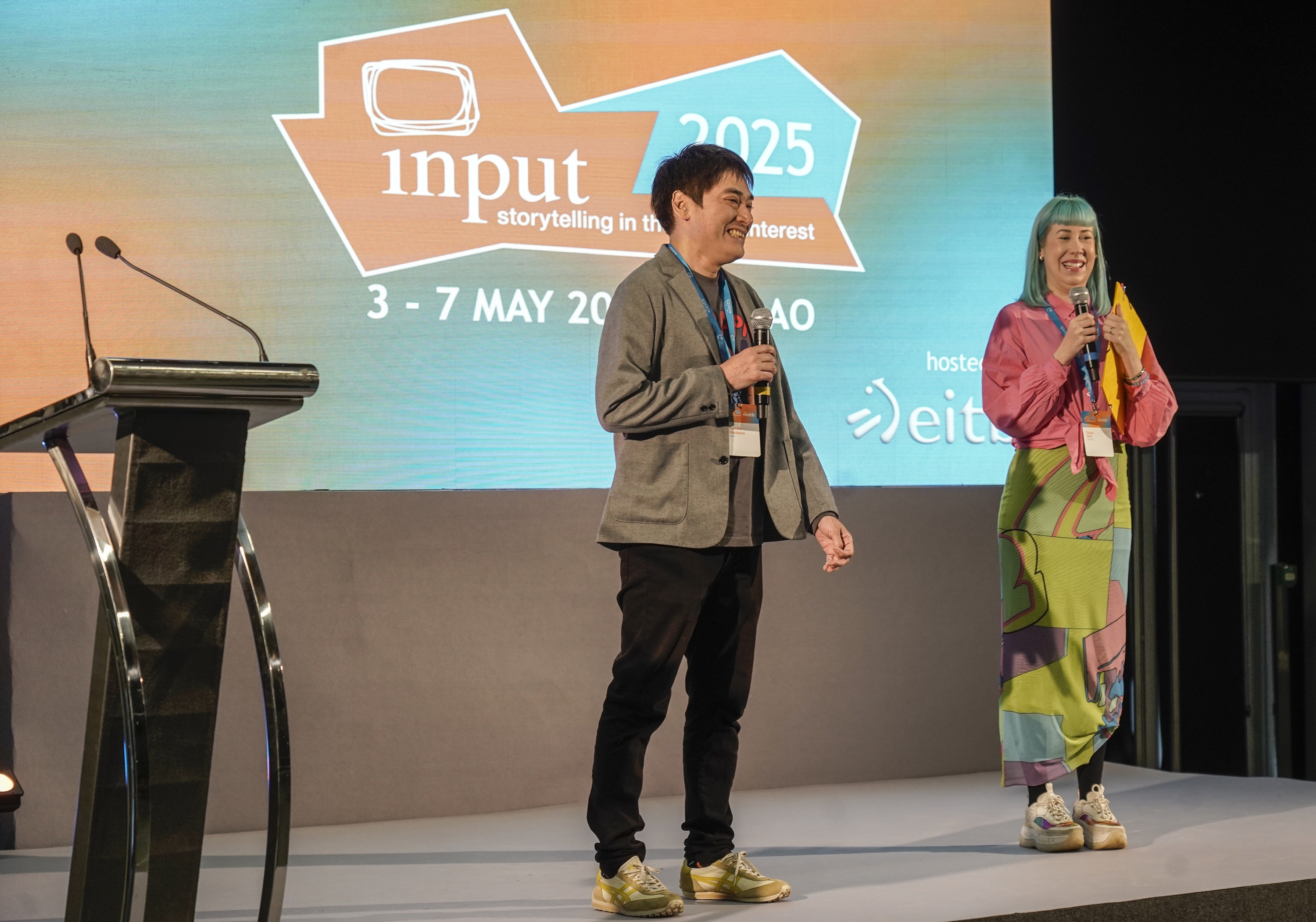 Input kongresuko moderatzaileak, Keisuke Hosokawa eta Tessa Toni, atzo, Bilbon. MARISOL RAMIREZ / FOKU