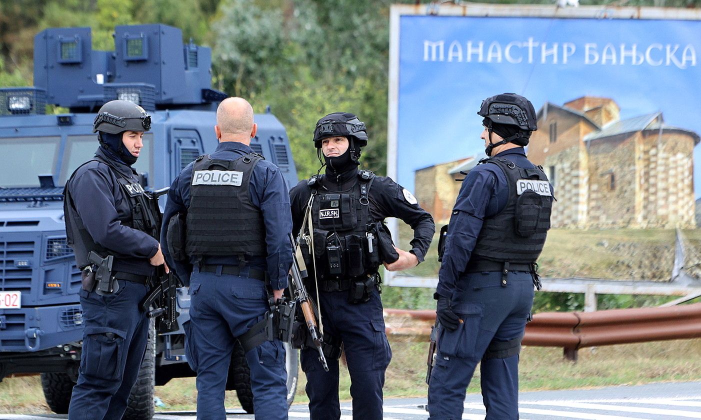 Kosovoko polizia talde bat, atzo, Kosovo iparraldeko Banjska herriaren ondoko bidegurutze batean. DJORDJE SAVIC / EFE.