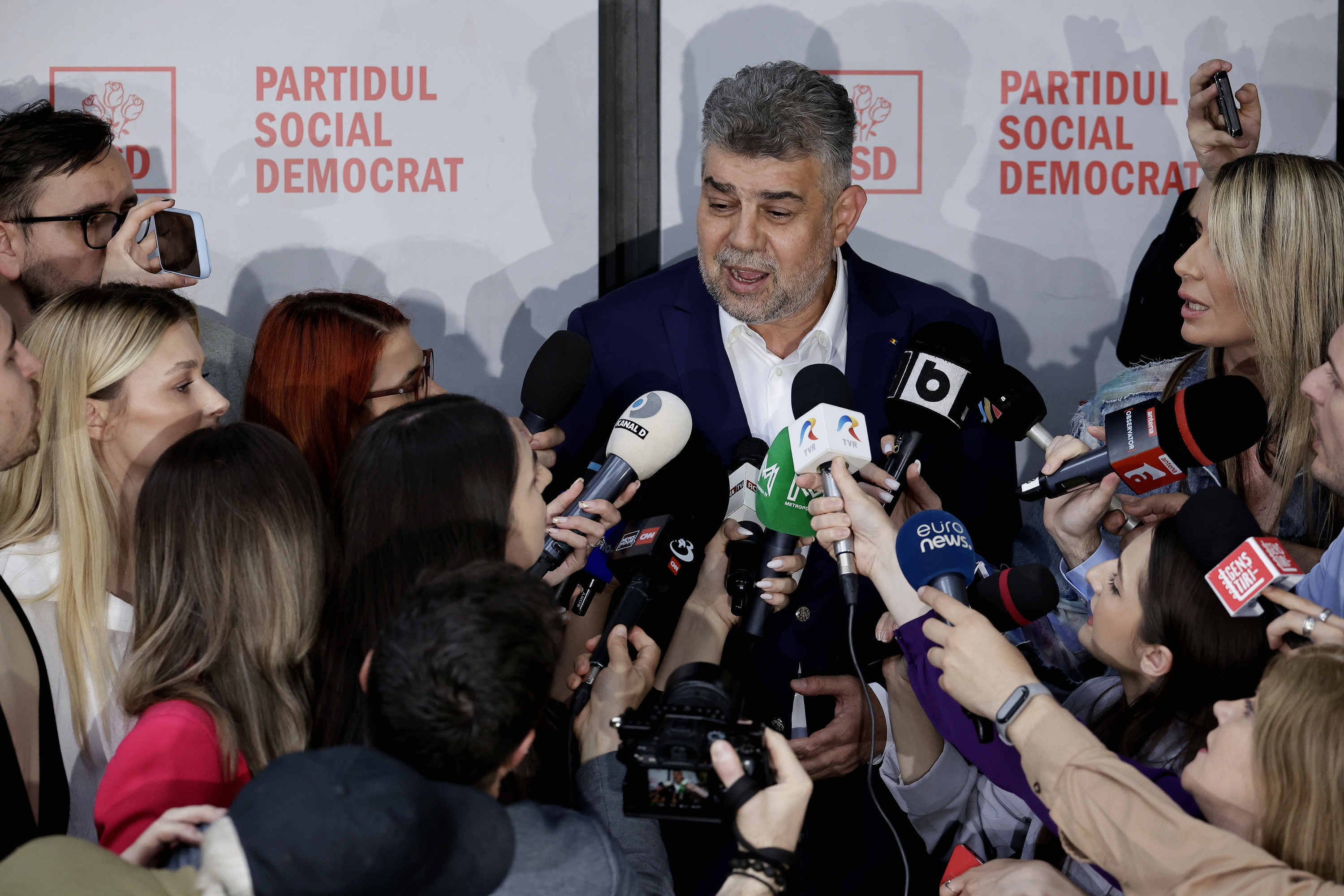 Marcel Ciolacu Errumaniako lehen ministroa, dimisioa emango duela jakinarazi duenean, gaur, Bukaresten. ROBERT GHEMENT / EFE