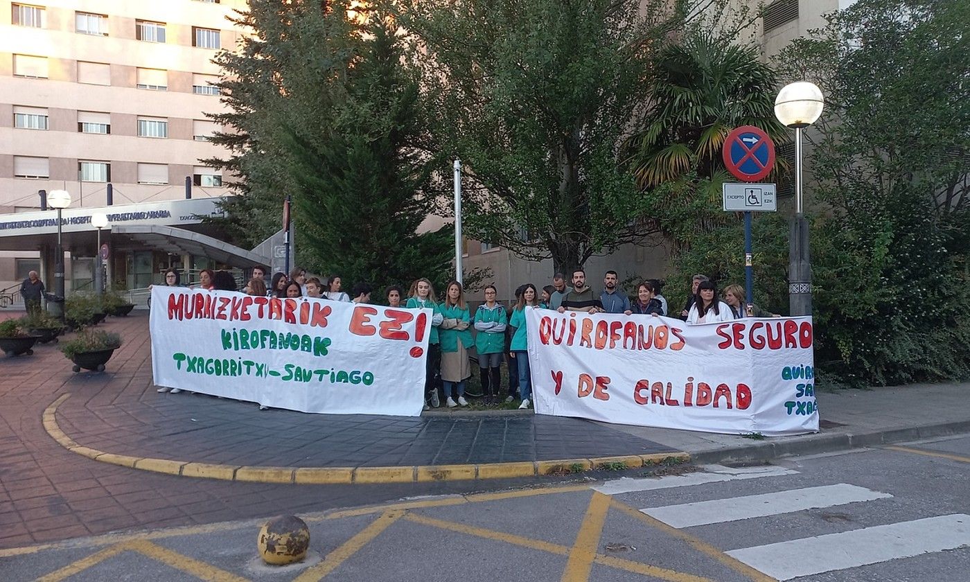 Atzo goizean egin zuten lehen protesta erizainek, Txagorritxun. M. UTRERA PUELLES. Atzo goizean egin zuten lehen protesta erizainek, Txagorritxun. M. UTRERA PUELLES.