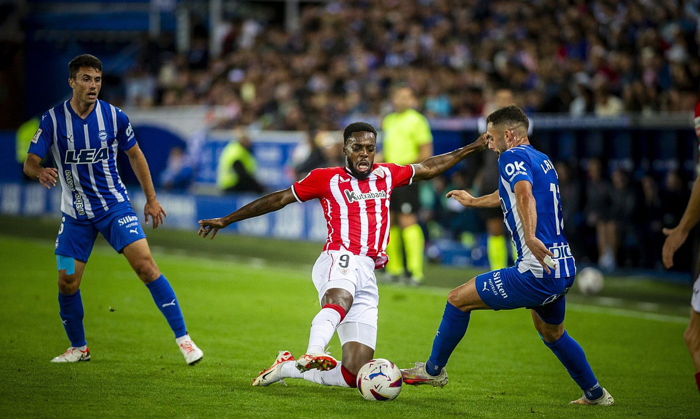 Athleticeko Iñaki Williams Alaveseko jokalarien artean. JAIZKI FONTANEDA / FOKU.