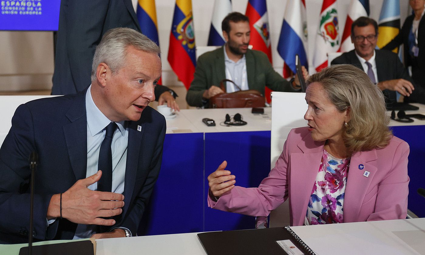 Bruno Le Maire Frantziako Finantza ministroa eta Nadia Calviño Espainiako Ekonomia ministroa, eurotaldearen bilera baten hasieran, irailean, Santiagon (Galizia). XOAN REY / EFE.