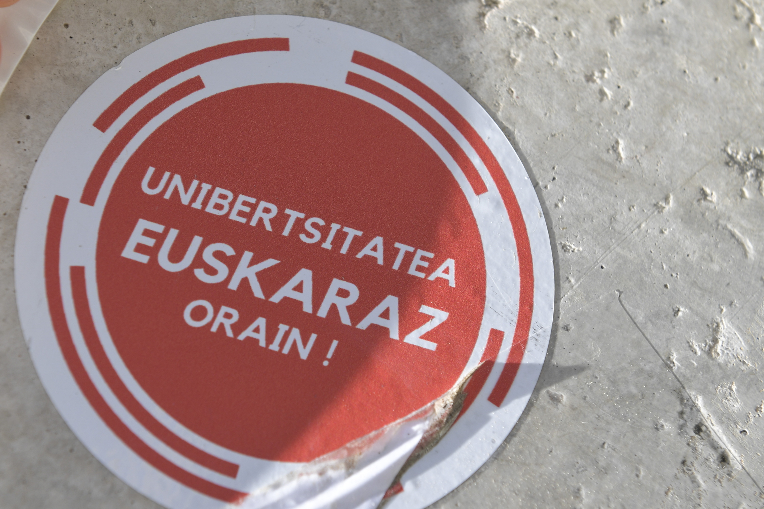 Unibertsitatea euskalduntzearen aldeko itsasgarri bat, NUPen Arrosadiko campusean. IDOIA ZABALETA / FOKU