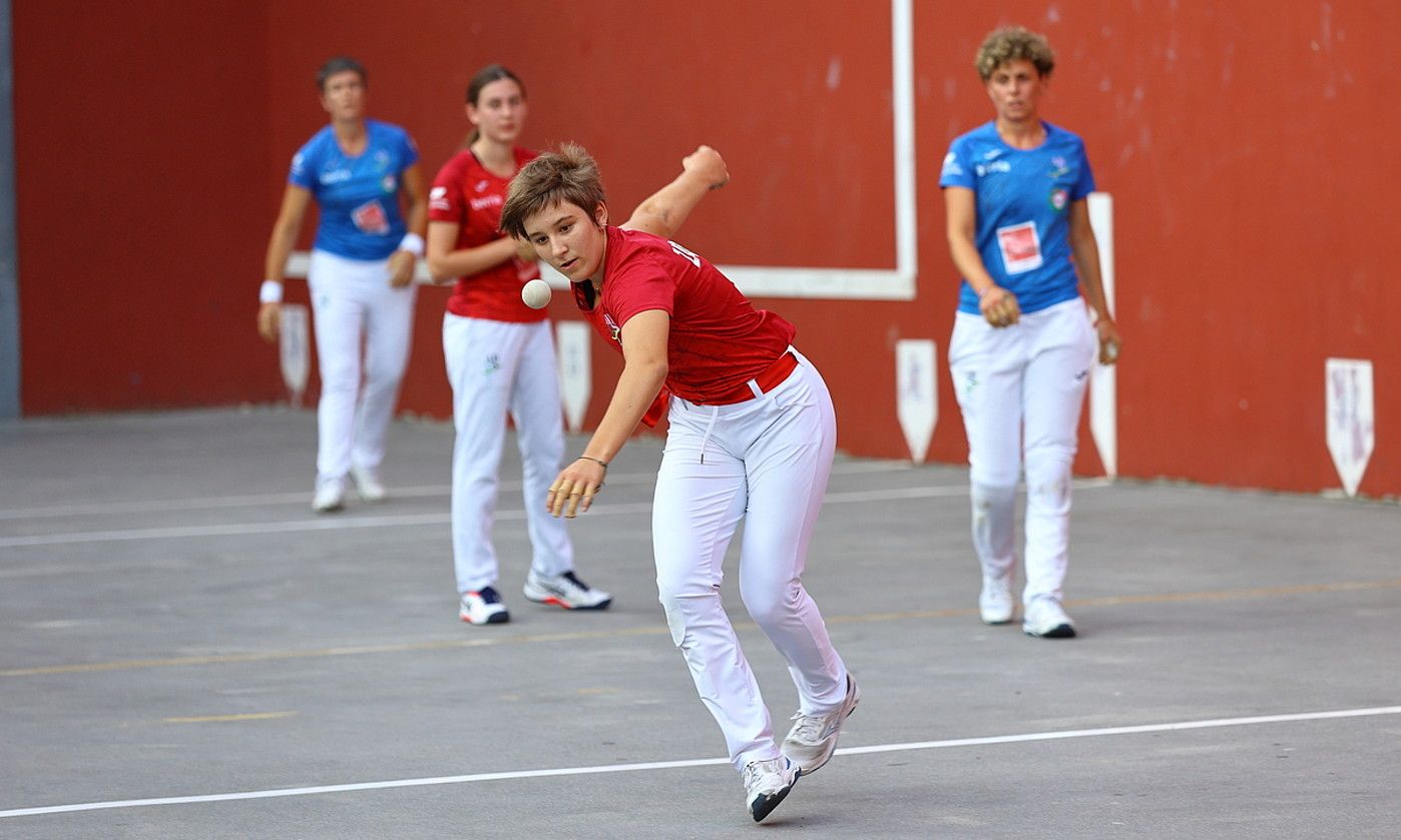 Goiuri Zabaleta, sakatzen. Maite Ruiz de Larramendi, Naroa Agirre eta Iera Agirre ageri dira atzean. EDUARDO AGIRRE.