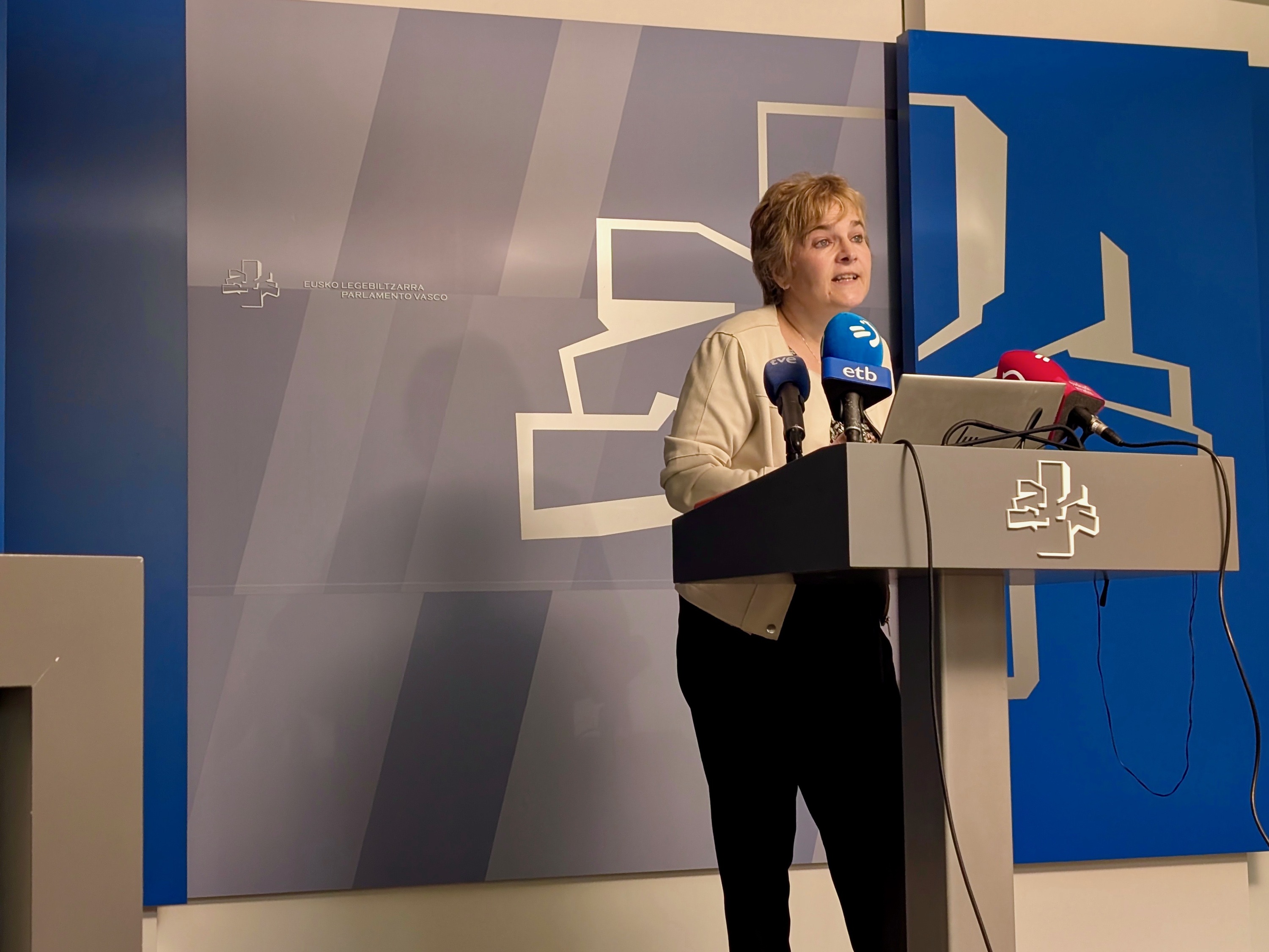 Rebeka Ubera, kazetarien aurrean hitz egiten, gaurko agerraldian. BERRIA