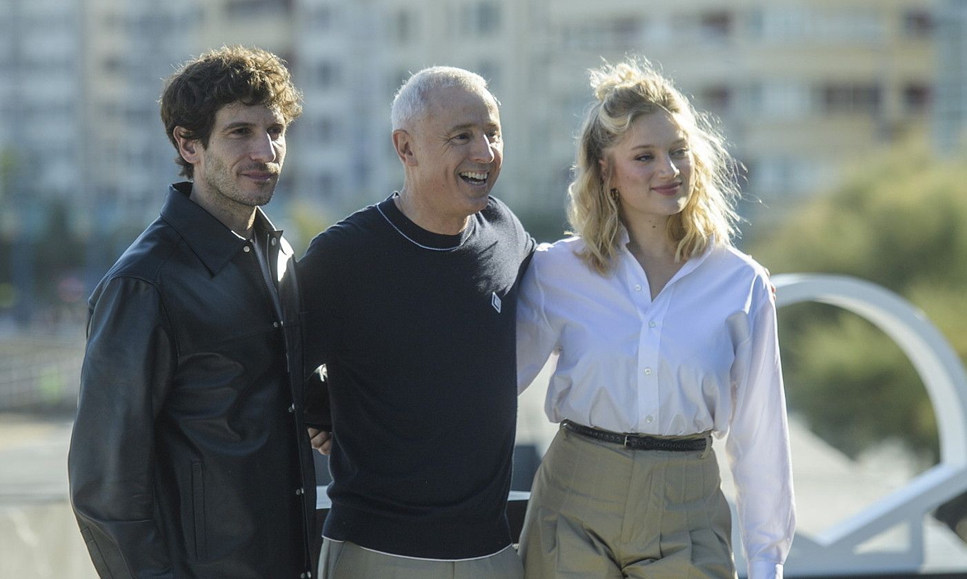 'L'île rouge'. Quim Gutierrez, Robin Campillo eta Nadia Tereszkiewicz, atzo, Donostian. JON URBE / FOKU. 'L'île rouge'. Quim Gutierrez, Robin Campillo eta Nadia Tereszkiewicz, atzo, Donostian. JON URBE / FOKU.