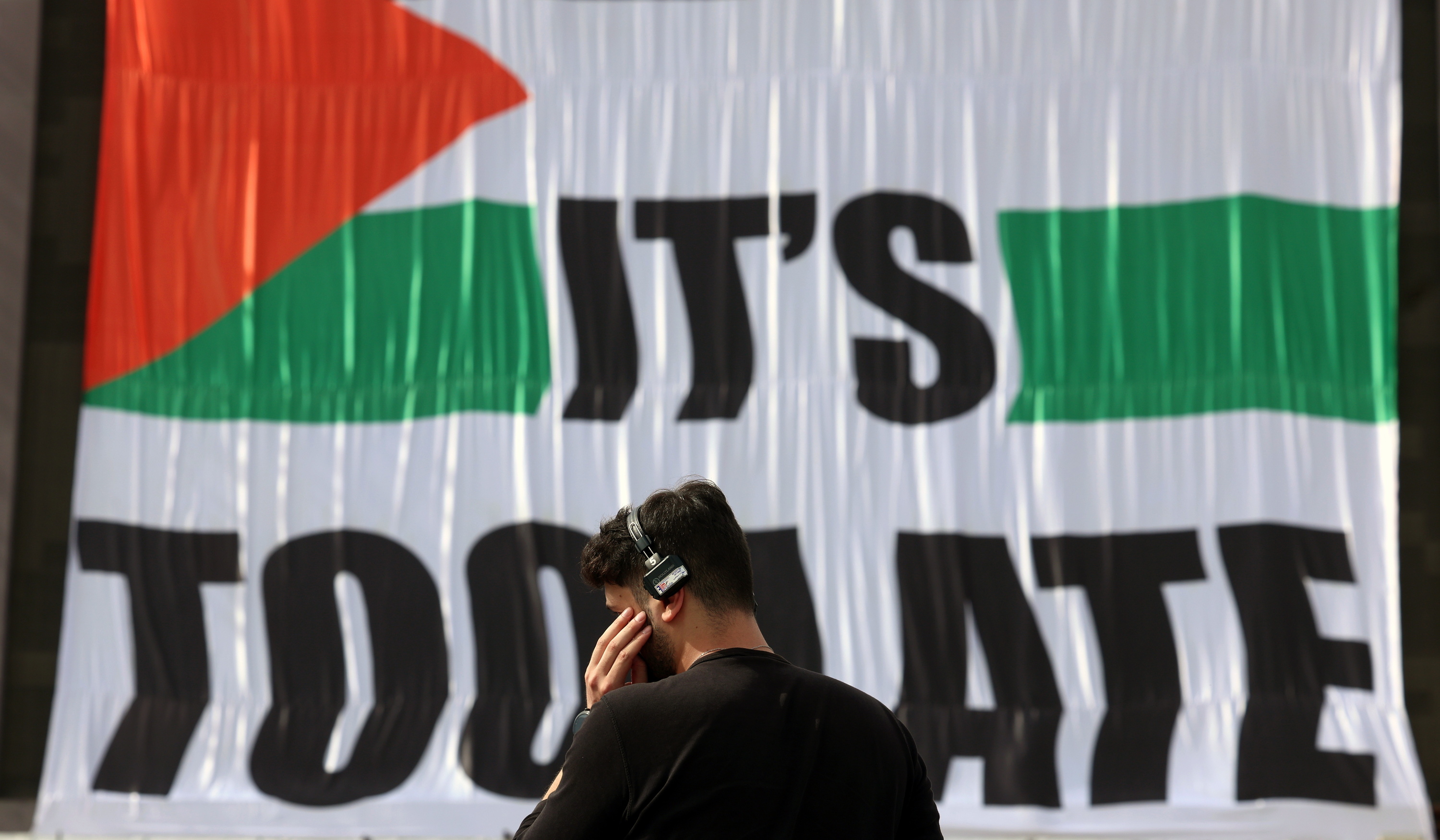 'Beranduegi da' dioen pankarta bat palestinarren aldeko manifestazio batean, Teheranen, joan den asteburuan. ABEDIN TAHERKENAREH/EFE