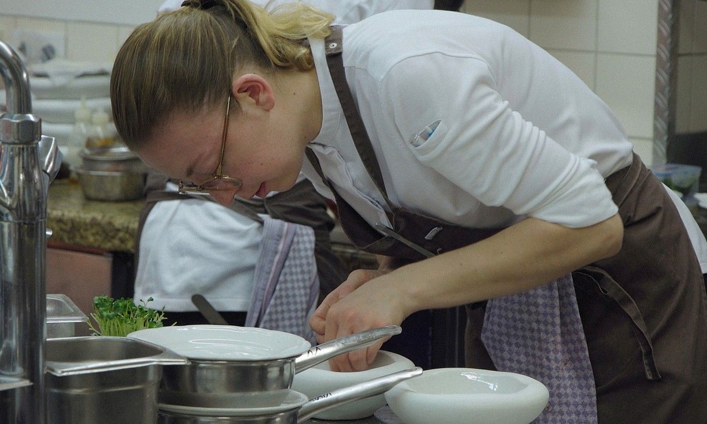 Melanie Liebheit eta Gereon Wetzelen She chef filmeko fotograma bat. BERRIA.