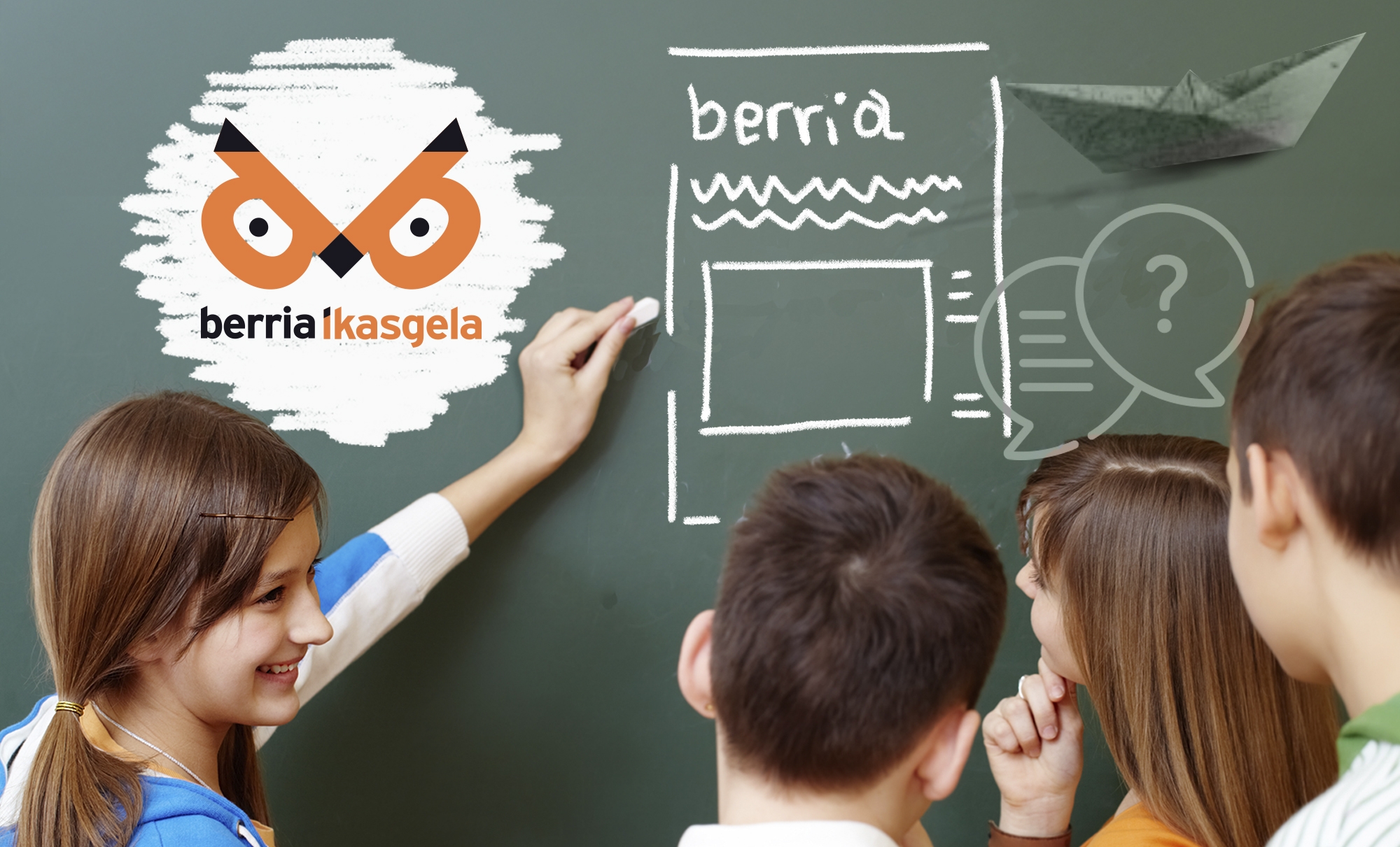 Ikasle batzuk arbelean kazetaritza lantzen. BERRIA