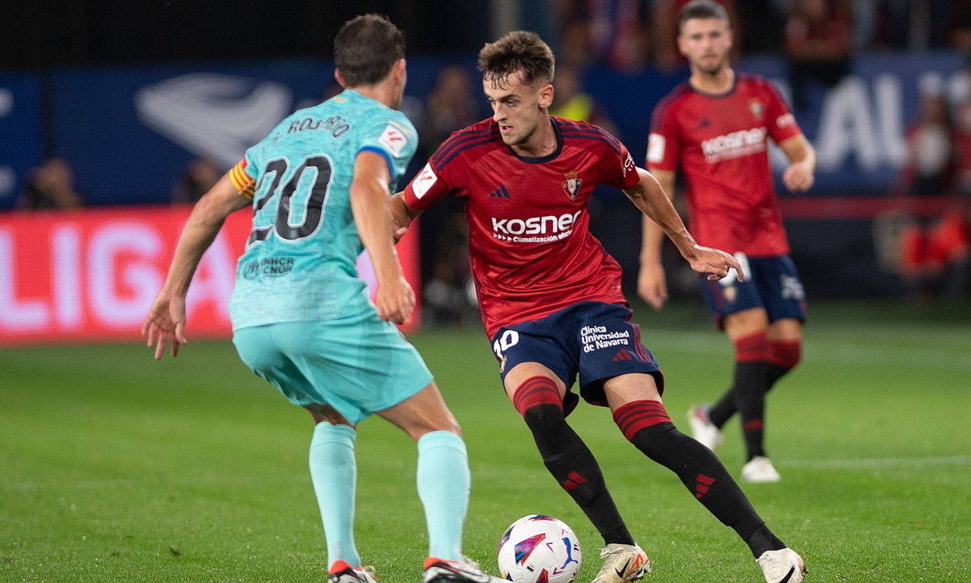 Aimar Oroz, Bartzelonako Sergi Robertori izkin egin nahian. J. MANTEROLA / EFE.