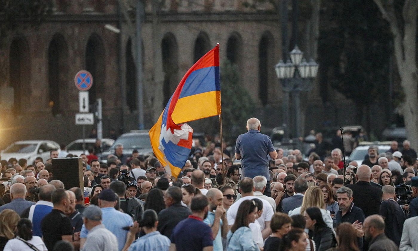 Manifestariak Erevanen, Armeniako Gobernuaren kontrako protestan, herrialdeko bandera batekin. ANATOLI MALTSEV / EFE.