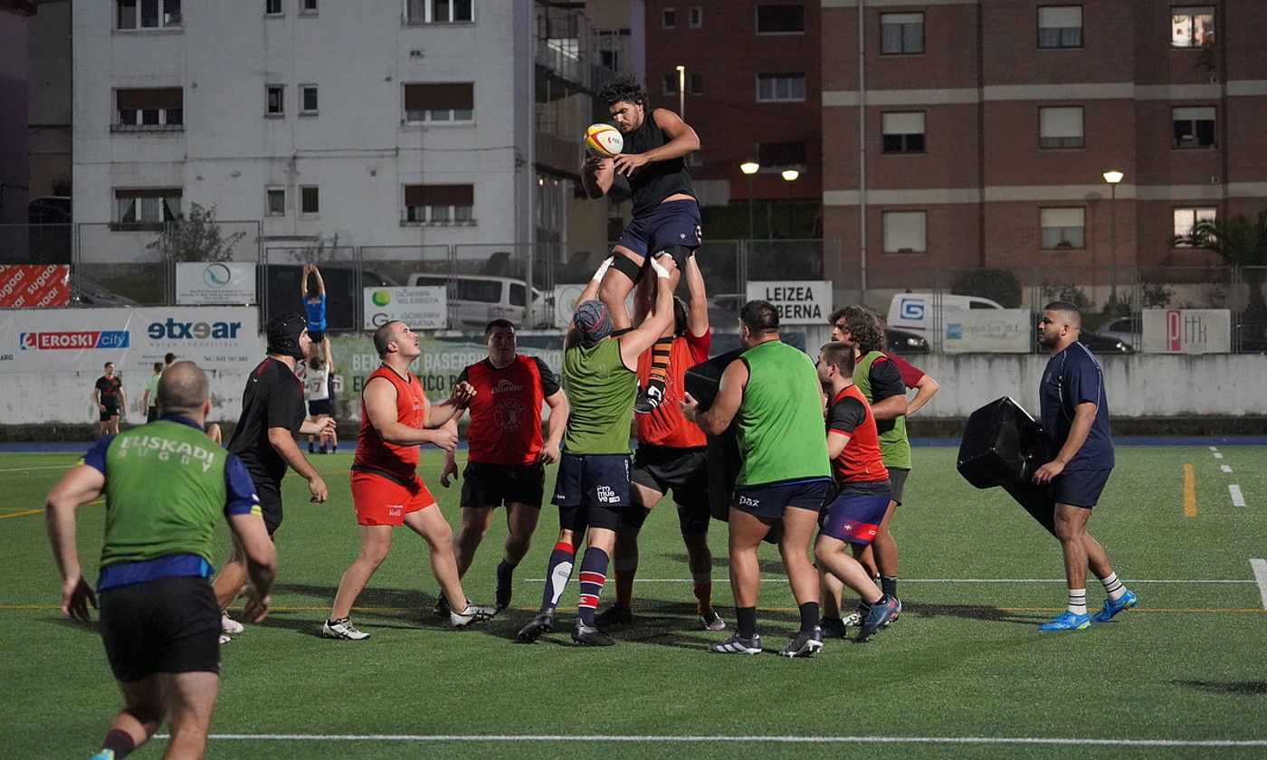 Ordiziako jokalariak ostegunean egindako entrenamenduan. GOTZON ARANBURU / FOKU. Ordiziako jokalariak ostegunean egindako entrenamenduan. GOTZON ARANBURU / FOKU.