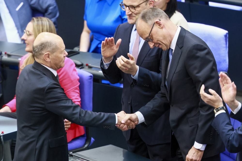 Olaf Scholz jarduneko kantzilerra zorionak ematen Friedrich Merzi, gaur, Bundestagen. HANNIBAL HANCHSKE / EFE Olaf Scholz jarduneko kantzilerra zorionak ematen Friedrich Merzi, gaur, Bundestagen. HANNIBAL HANCHSKE / EFE