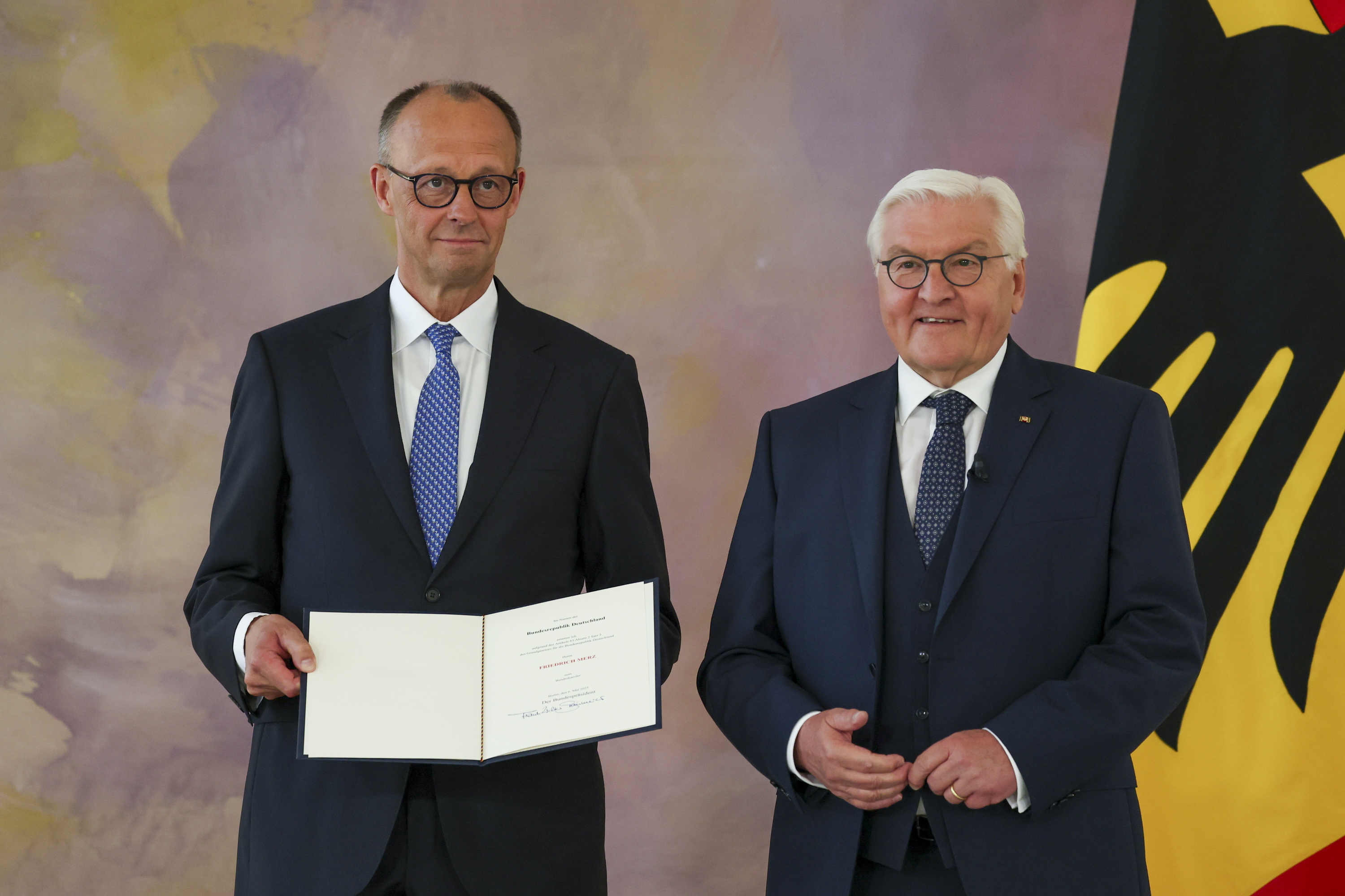 Friedrich Merz Alemaniako kantziler berria eta Frank-Walter Steinmeier Alemaniako presidentea, gaur Bellevue jauregian. FILIP SINGER/EFE
