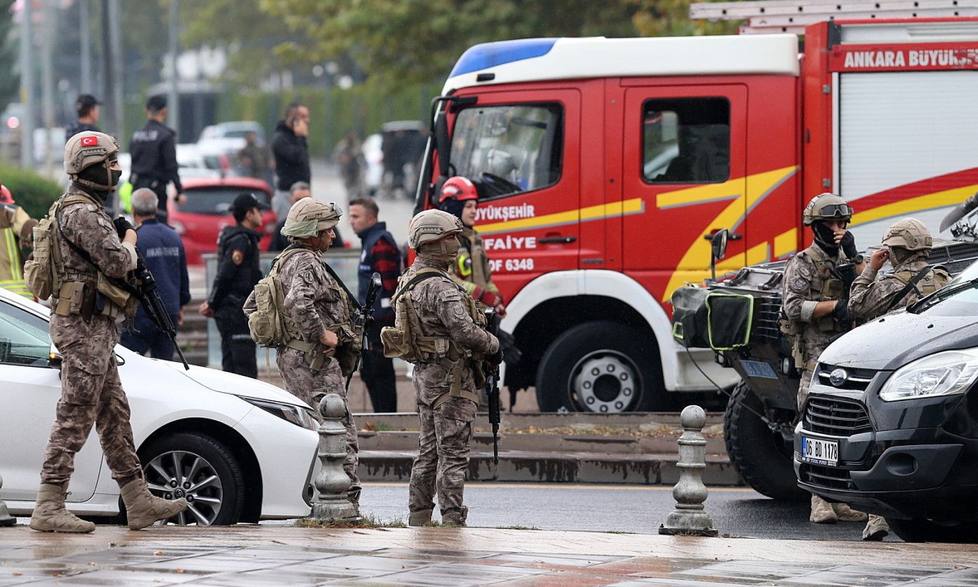 Turkiako zenbait soldadu, herenegun, Barne Ministerioaren aurrean. N. SAVAS / EFE.