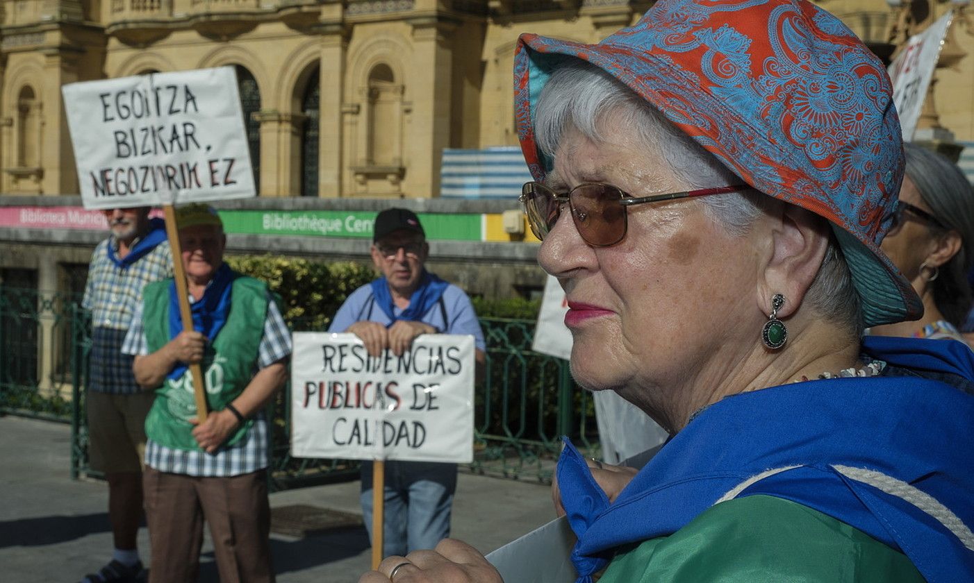 Euskal Herriko Pentsiodunen Mugimenduak Donostian egindako mobilizazioa, atzo. JON URBE / FOKU.