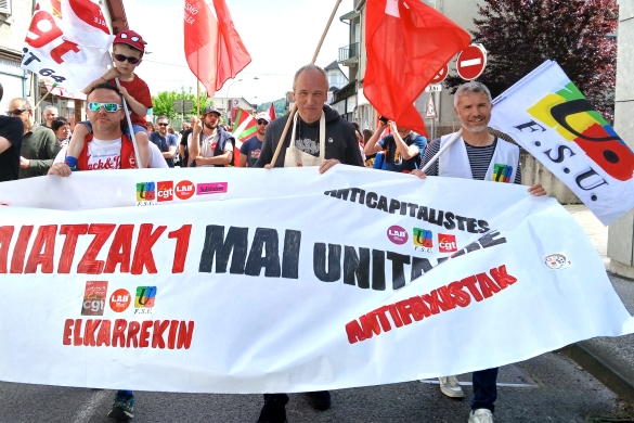 Maulen, maiatzaren leheneko manifestazioan, CGT, FSU eta LAB sindikatuetako ordezkariak: Allande Goihetx, Jojo Malharin eta Clement Pottier Maulen, maiatzaren leheneko manifestazioan, CGT, FSU eta LAB sindikatuetako ordezkariak: Allande Goihetx, Jojo Malharin eta Clement Pottier