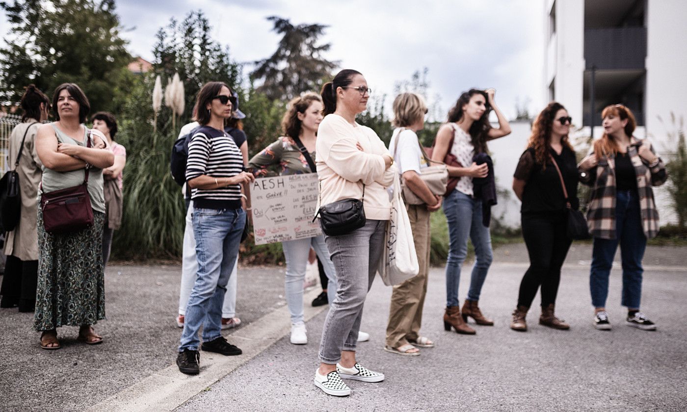 Ikasle elbarrien laguntzaileen protesta, Baionan. NAHIA GARAT. Ikasle elbarrien laguntzaileen protesta, Baionan. NAHIA GARAT.