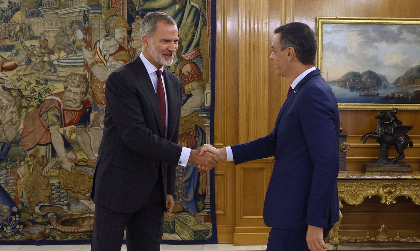 Felipe VI.a eta Pedro Sanchez PSOEko presidentegai eta jarduneko presidentea, atzo, Zarzuela jauregian. JUANJO GUILLEN / EFE.