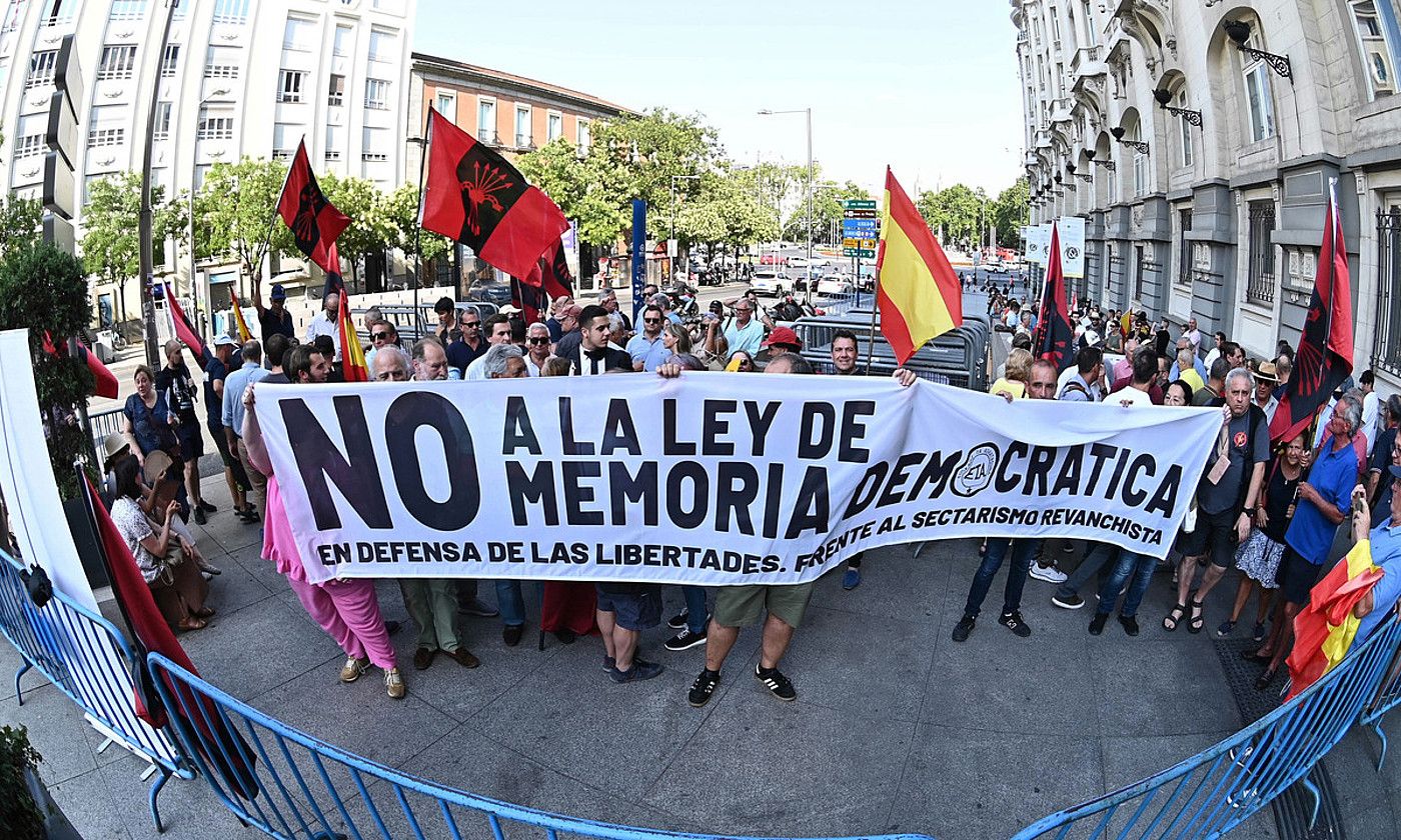 Eskuin muturreko protesta bat Kongresuaren atarian, Espainiako Memoria Demokratikoaren Legearen aurka. FERNANDO VILLAR / EFE.