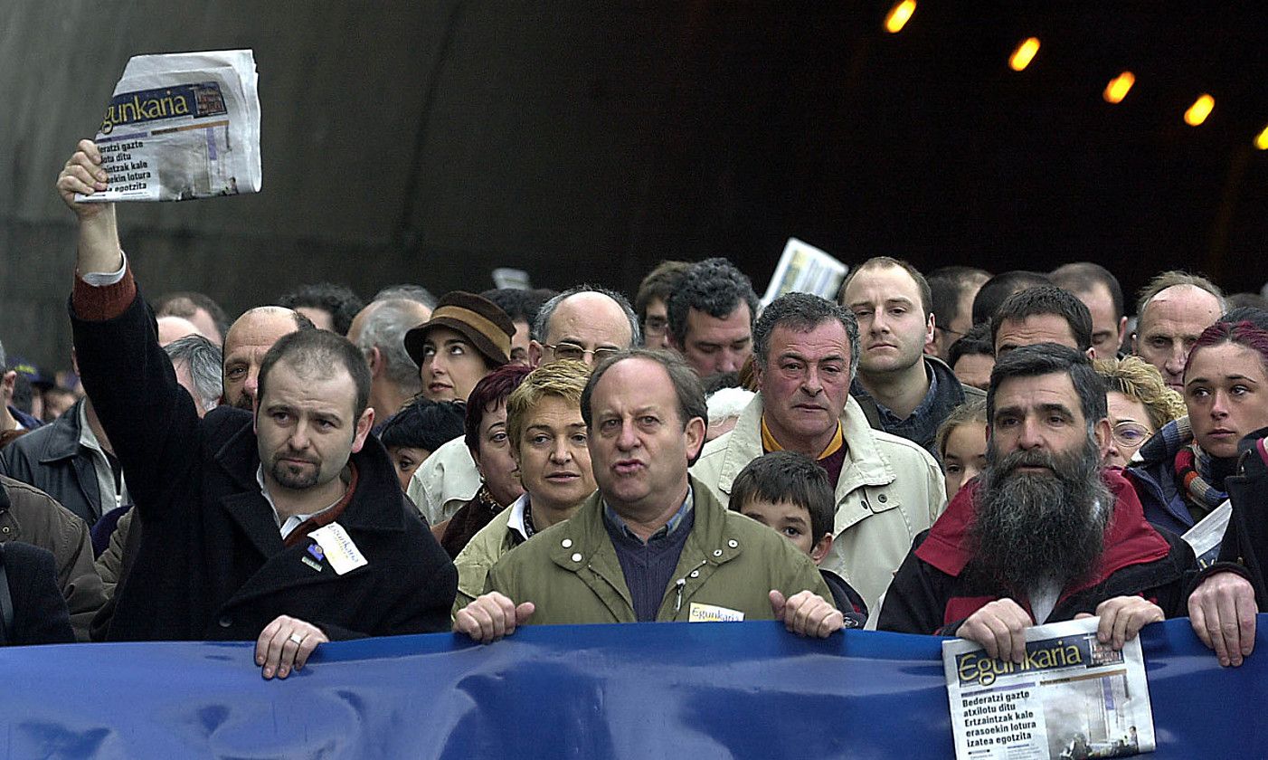 Euskaldunon Egunkaria-ren itxieraren osteko manifestazioa, Kontseiluak deituta. Irudiaren erdian, Xabier Mendiguren. IMANOL OTEGI / FOKU.