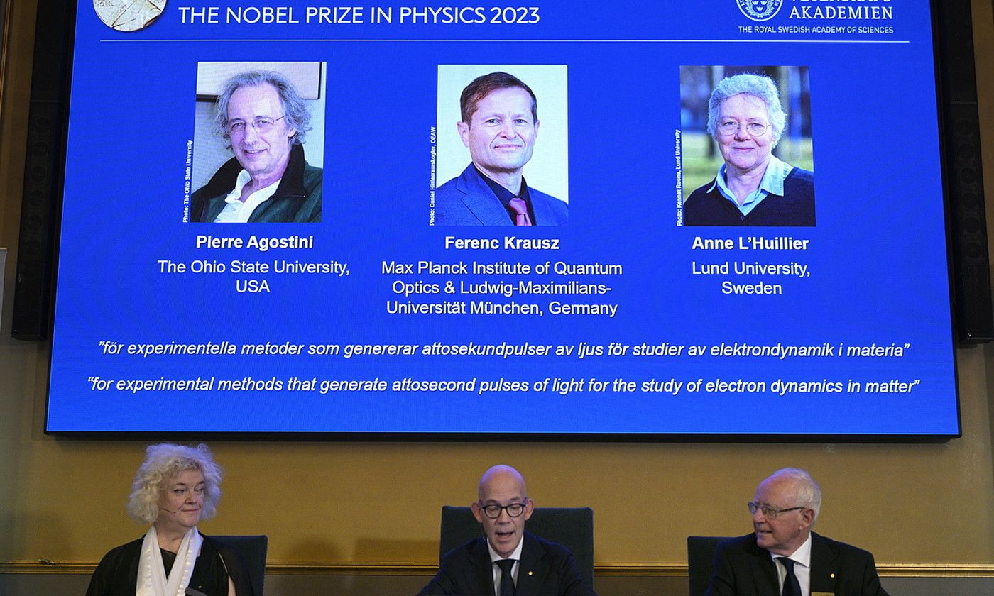 Fisikako Nobel sariaren irabazleak iragarri zituen atzo Suediako Zientzien Akademiak. ANDERS WIKLUND / EFE.