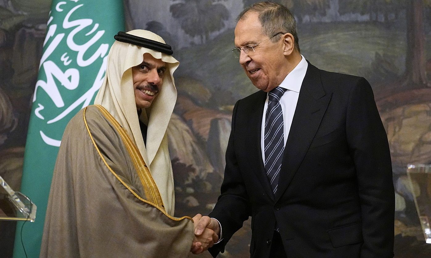 Faisal bin Farhan Al-Saud Saudi Arabiako Atzerri ministroa eta Sergei Lavrov Errusiakoa, petrolioari buruzko bilera batean. ALEKSANDR ZEMLIANITXENKO / EFE.