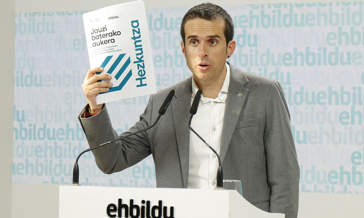 Pello Otxandiano, atzo, EH Bilduren Donostiako egoitzan. MAIALEN ANDRES / FOKU. Pello Otxandiano, atzo, EH Bilduren Donostiako egoitzan. MAIALEN ANDRES / FOKU.