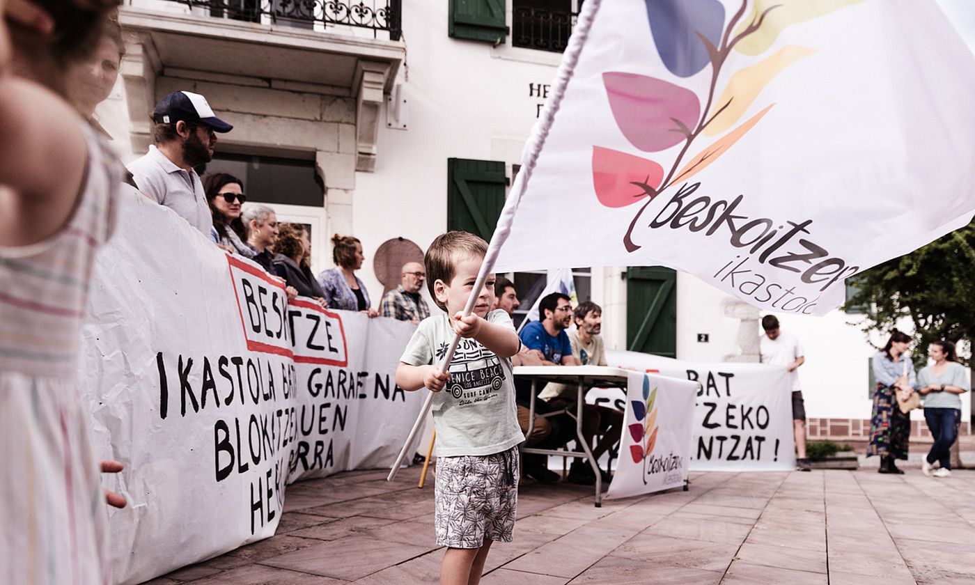 Beskoitzeko gurasoen agerraldia, atzo goizean. NAHIA GARAT.