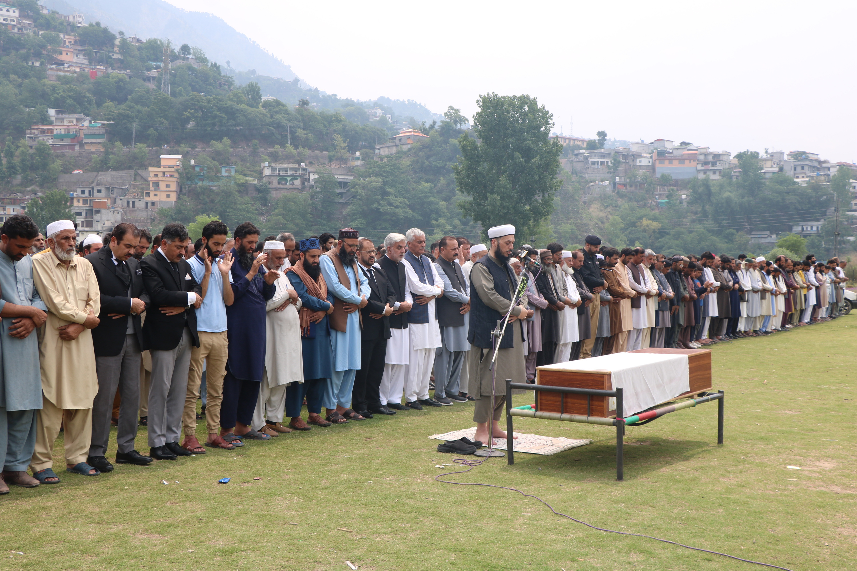 Hainbat lagun gaur Muzaffarabaden (Pakistan), Indiaren bonbardaketaren ondorioz hildako pertsona baten hiletan. AMIRUDDIN MUGHAL / EFE