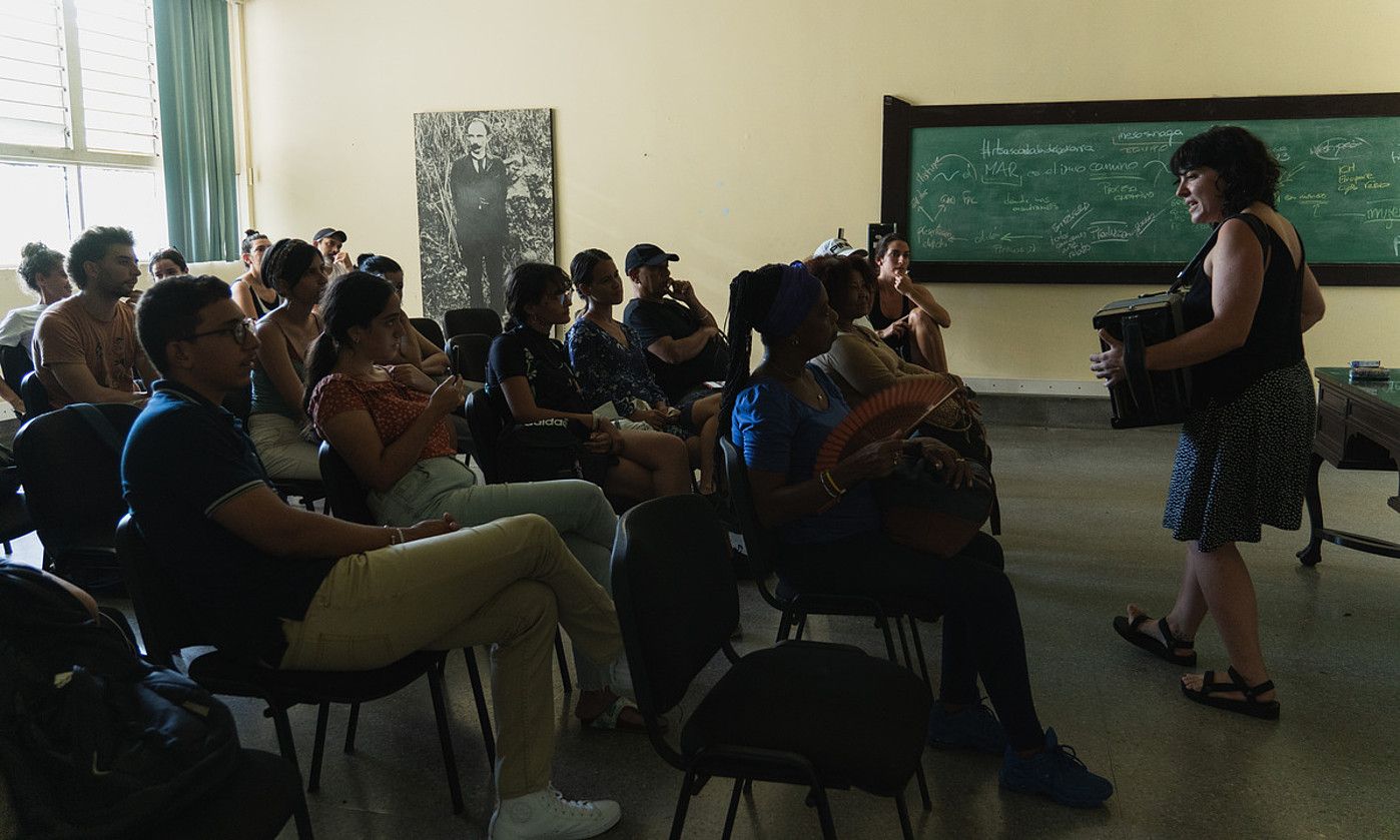 Hitzaldi musikatua eman zuen Ines Osinagak, herenegun, Habanako Arteen eta Letren Fakultatean. AITOR ARRUTI.