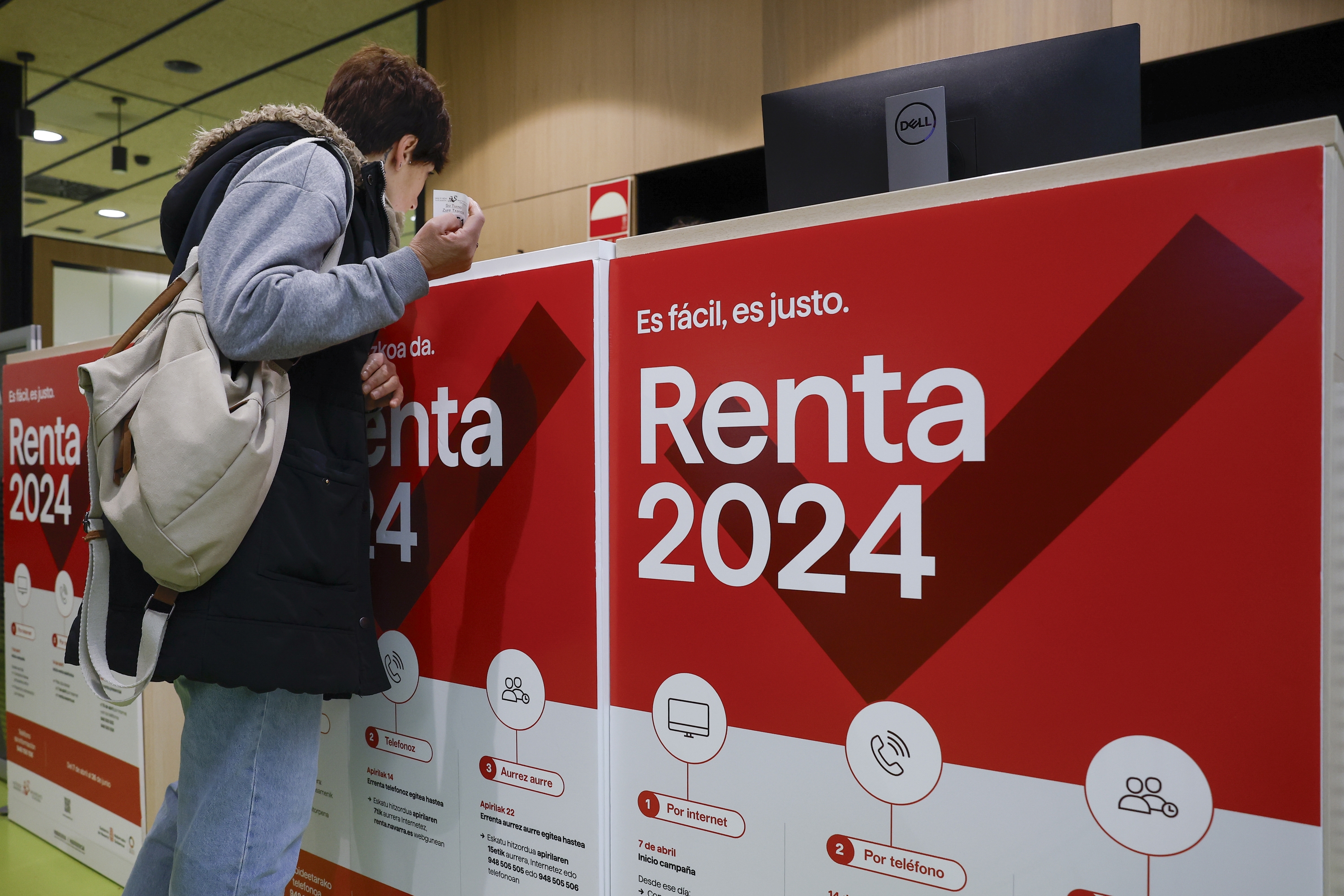 Herritar bat Nafarroako Ogasun Departamentuaren bulegoetan. VILLAR LOPEZ / EFE