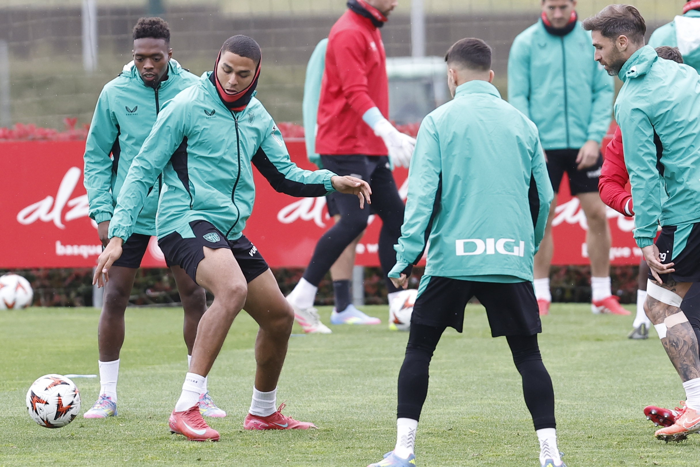 Athleticeko Djalo eta Sannadi aste honetako entrenamendu batean. MIGUEL TOÑA / EFE