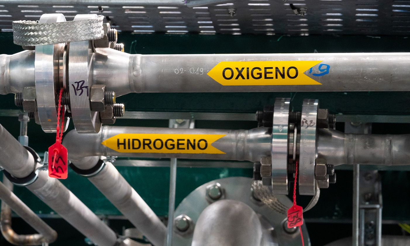 Prozesuan, ura zatitu eta hidrogenoa eta oxigenoa banatzen dira. PETRONOR.