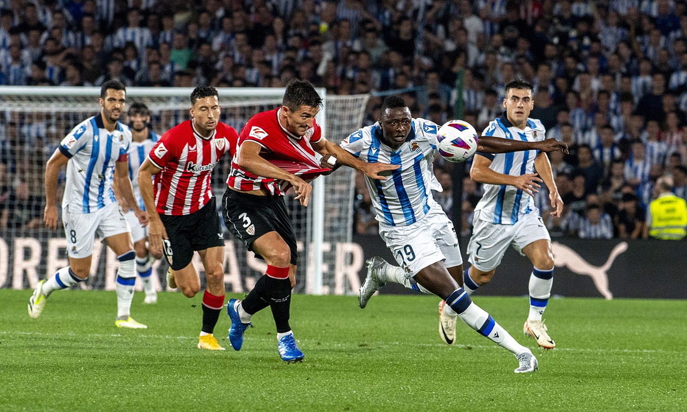 Realeko eta Athleticeko jokalariak lehian, Anoetan jokatutako azken derbian. GORKA RUBIO / FOKU. Realeko eta Athleticeko jokalariak lehian, Anoetan jokatutako azken derbian. GORKA RUBIO / FOKU.