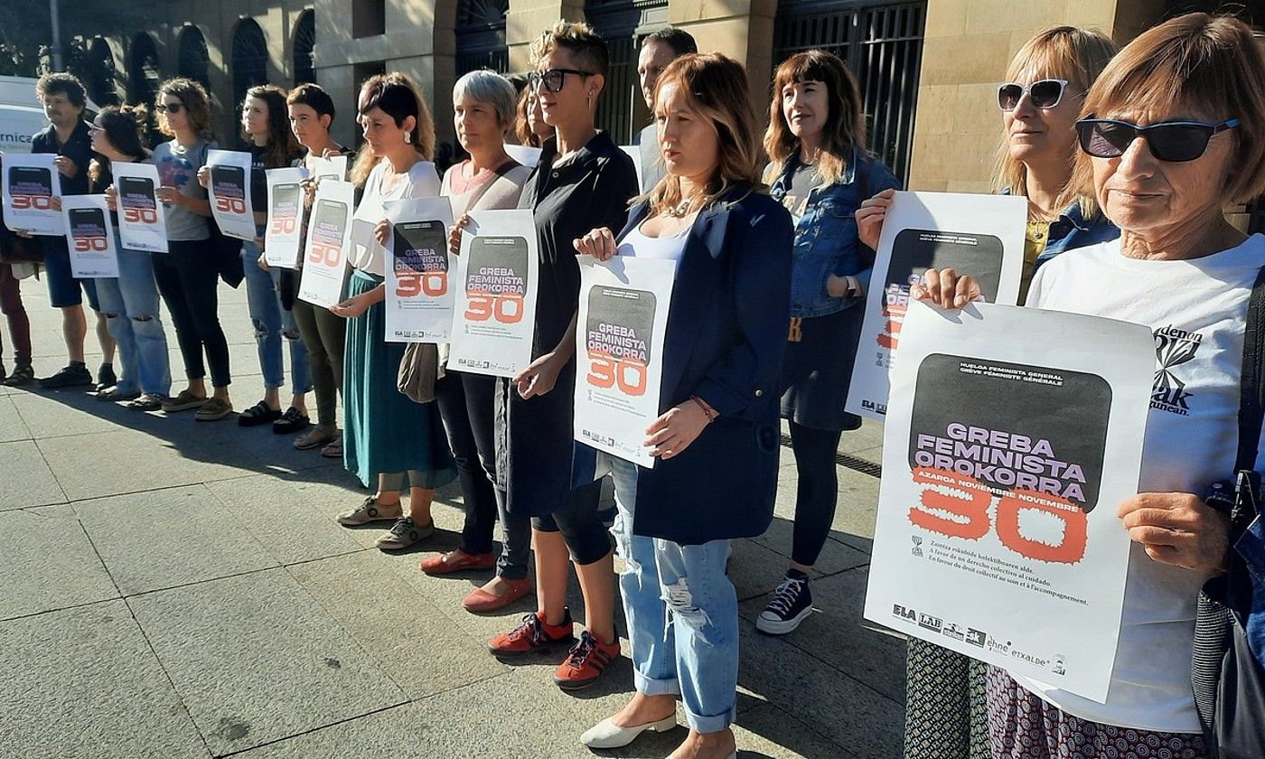 Sindikatuetako eta mugimendu feministako ordezkariak, atzo, Iruñean. BERRIA.