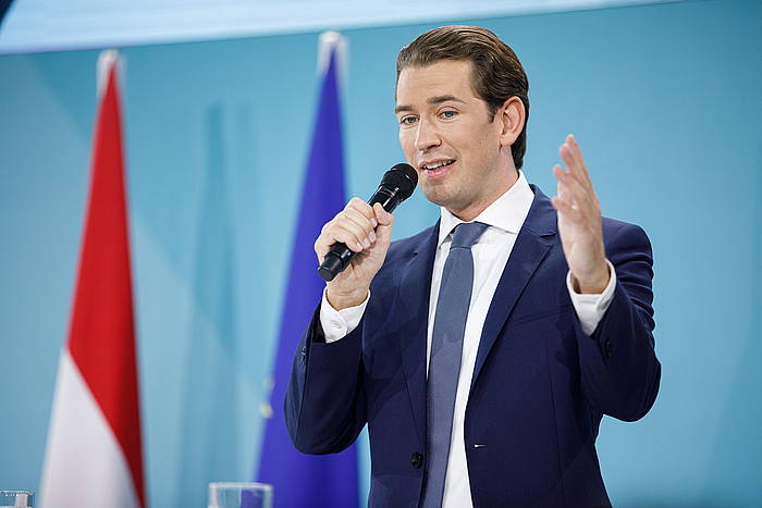 Sebastian Kurz Austriako lehen ministroa, atzo, bere jarraitzaileen aurrean. FLORIAN WIESER, EFE