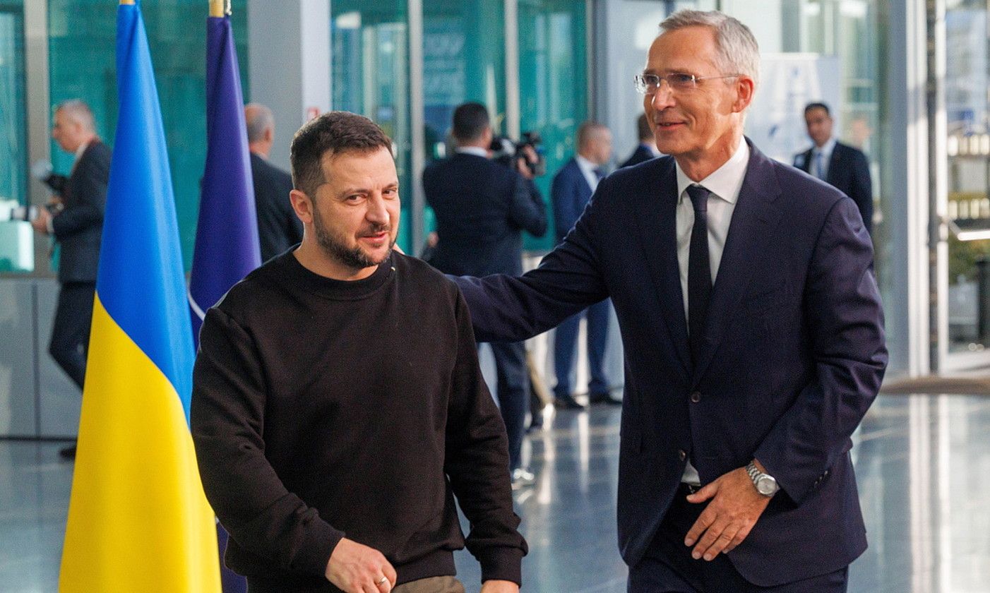 Volodimir Zelenski Ukrainako presidentea eta Jens Stoltenberg NATOko idazkari nagusia, atzo, Bruselan, Defentsa ministroen bilkuraren aurretik. O. MATTHYS / EFE.
