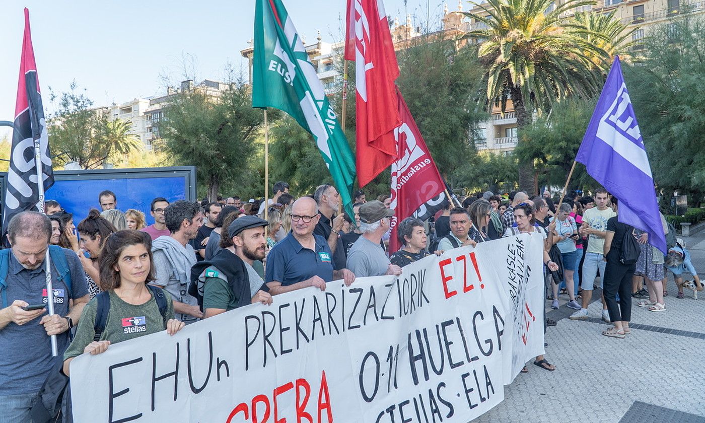 EHUko irakasleen eta ikasleen elkarretaratzea Donostian, atzo. JAGOBA MANTEROLA / FOKU.