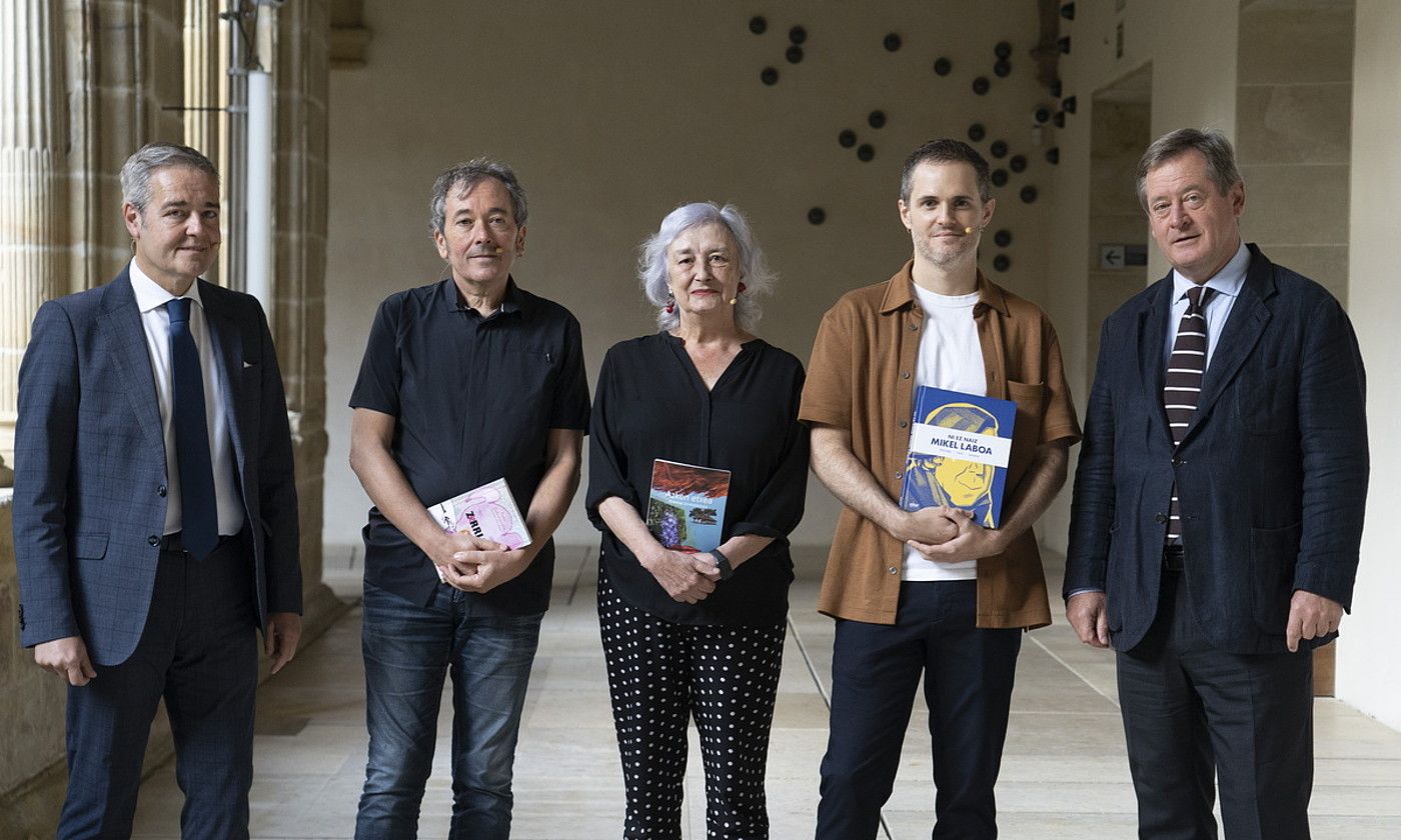 Patxi Zubizarreta, Arantxa Urretabizkaia eta Joseba Larratxe, atzo, Donostiako San Telmo Museoan, sarien berri emateko agerraldia hasi baino lehen. GORKA RUBIO / FOKU.