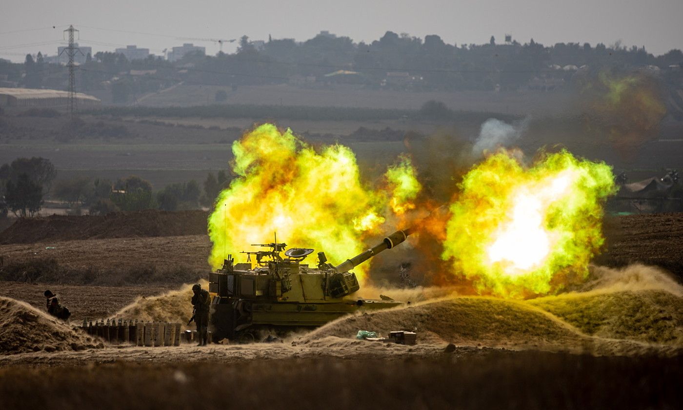 Israelgo armada artilleriarekin Gaza bonbardatzen, atzo, Gazako mugan. MARTIN DIVISEK / EFE.